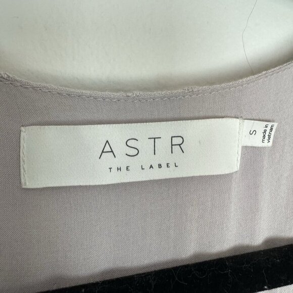 Astr The Label Purple Lavender Embroidered Short Sleeve Wrap Dress Size Small - Picture 3 of 7